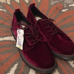 Women’s  burdyvelvt shoe in size 9 1/2 new shoe..